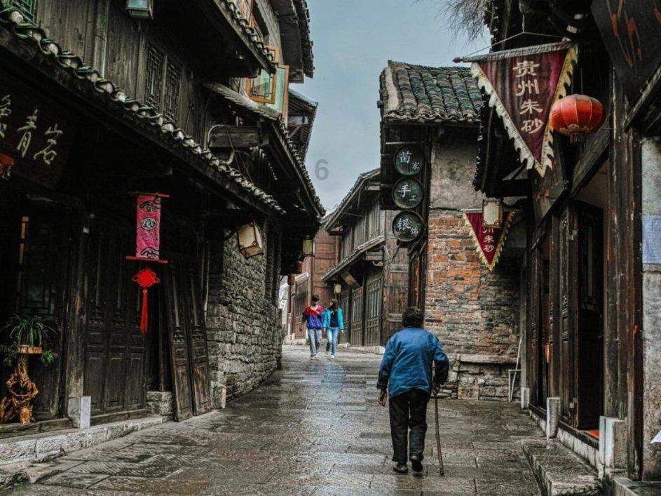 印度乘客无票乘车遭列车员狂扇耳光